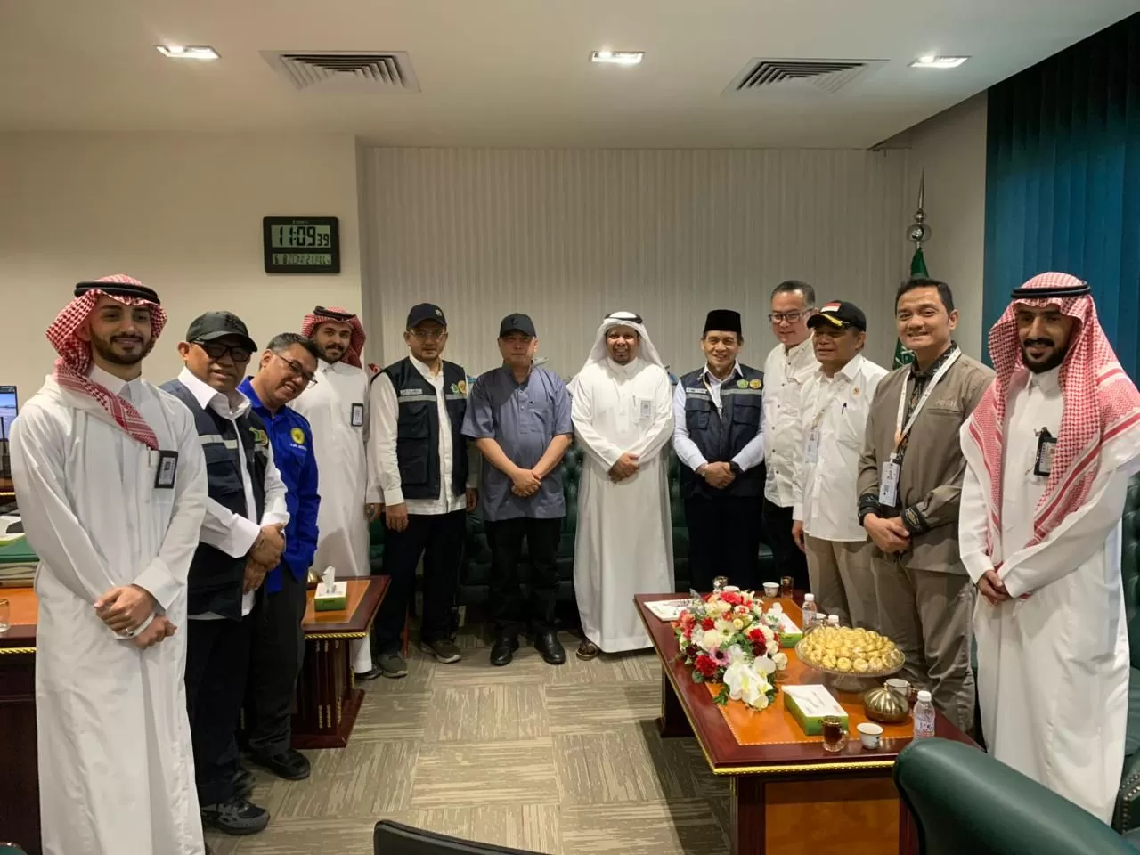 Suasana pertemuan antara perwakilan amirul hajj Indonesia dengan otoritas bandara Taif di Makkah, Arab saudi, Minggu (8/6).