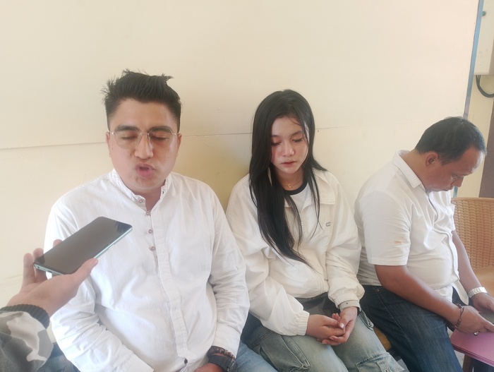 SALING LAPOR: VSS didampingi kedua PH nya saat proses diversi di Satreskrim Polres Sampang, Rabu (4/6).