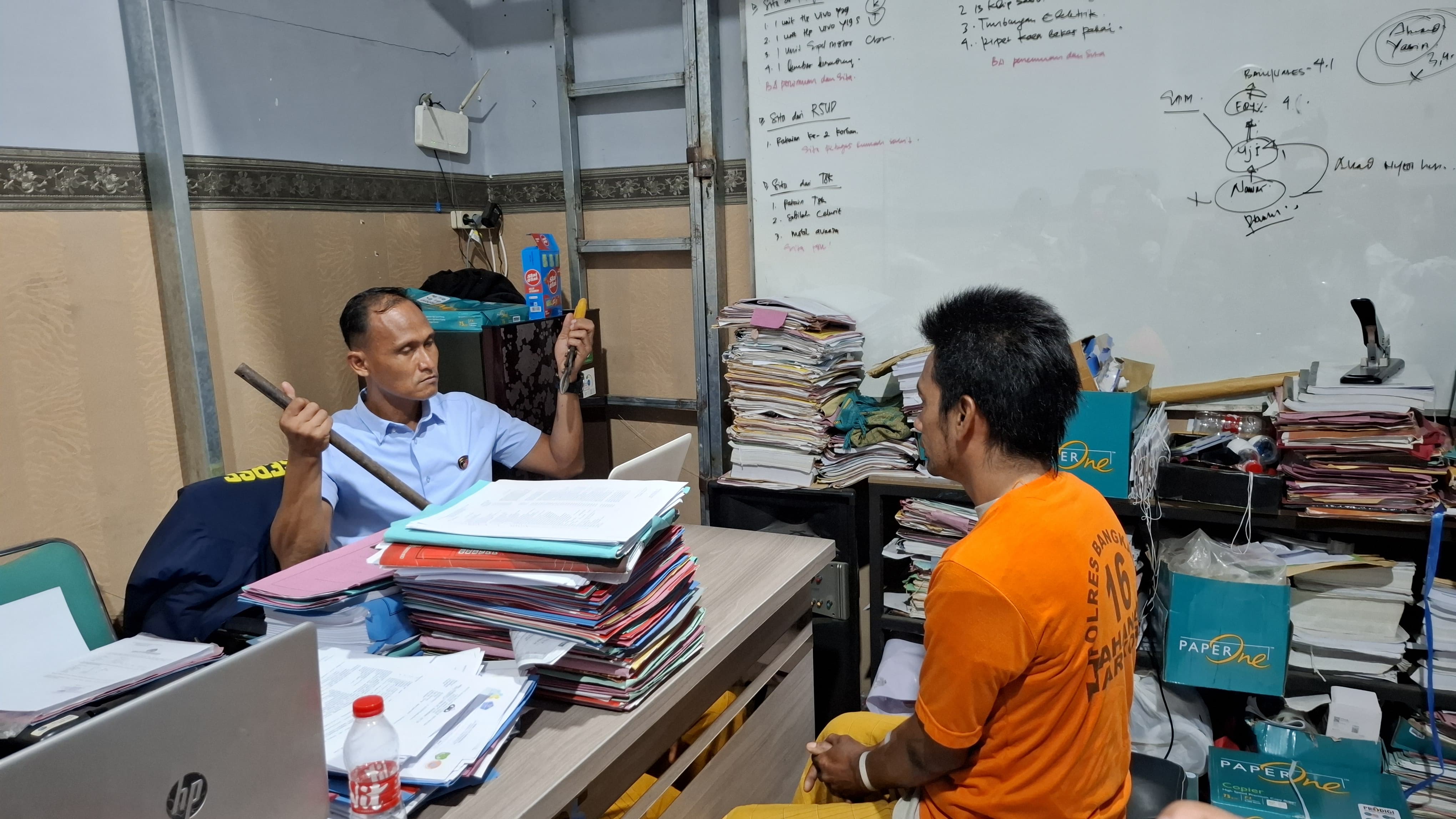 KEOK: Kasatreskrim Polres Bangkalan AKP Hafid Dian Maulidi saat menginterogasi Hendra Ariyantho, Kamis (5/6). (POLRES BANGKALAN UNTUK RADARBANGKALAN.ID)