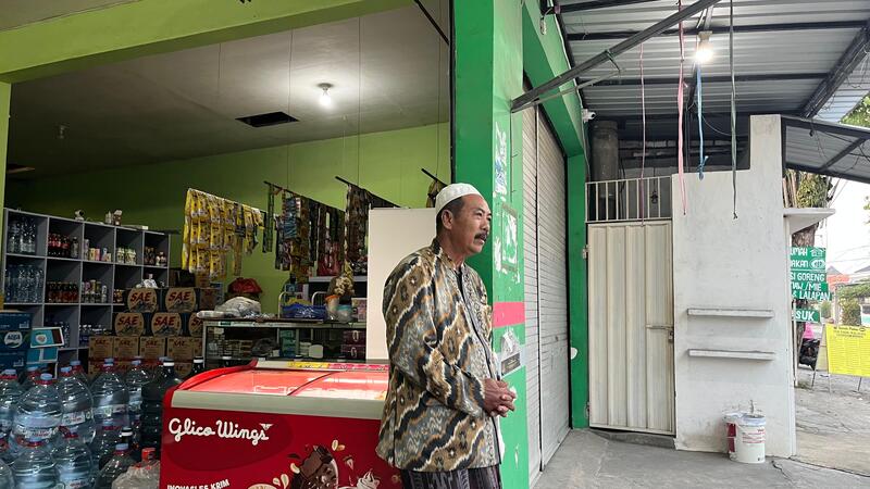 KORBAN PENCURIAN: H Herman Toha saat ditemui di warungnya yang terletak di Jalan Ki Lemah Duwur,Bangkalan,kemarin.