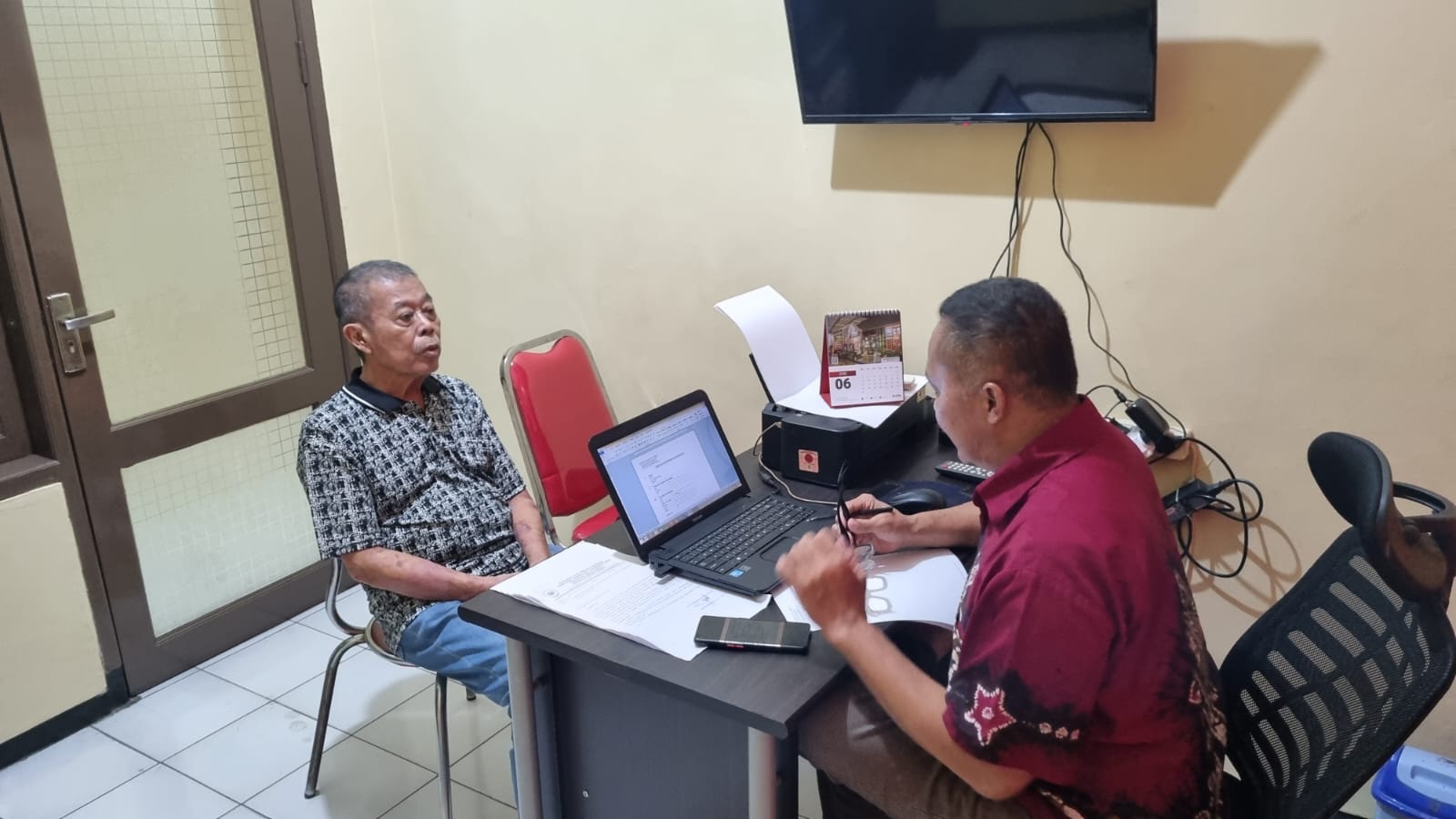 CABUT LAPORAN: Eks Ketua DPRD Jatim Kusnadi memberikan keteranan resmi di Polsek&nbsp;Balongbendo, Sidoarjo, Senin (9/6). (POLSEK BALONGBENDO UNTUK RADARBANGKALAN.ID)