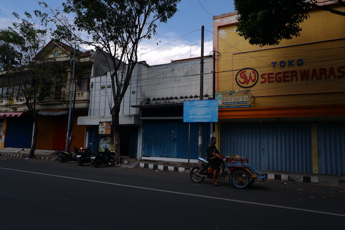 LENGANG: Pengendara melintas di Jalan Raya Panglima Sudirman, Bangkalan, Minggu (8/6). (VIVIN AGUSTIN HARTONO/JPRM)