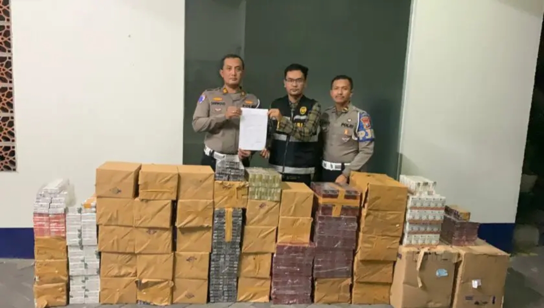 774 slop rokok tanpa pita bea cukai diamankan Polres Bangkalan, setelah melakukan pengejaran terhadap tiga terduga pelaku di Jalan Raya Suramadu, Sabtu (7/6/2025).
