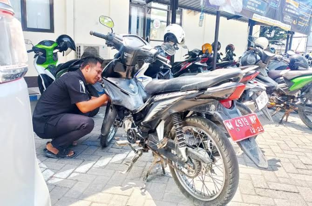 Seorang petugas di kantor Samsat saat mengecek nomor rangka salah satu kendaraan
