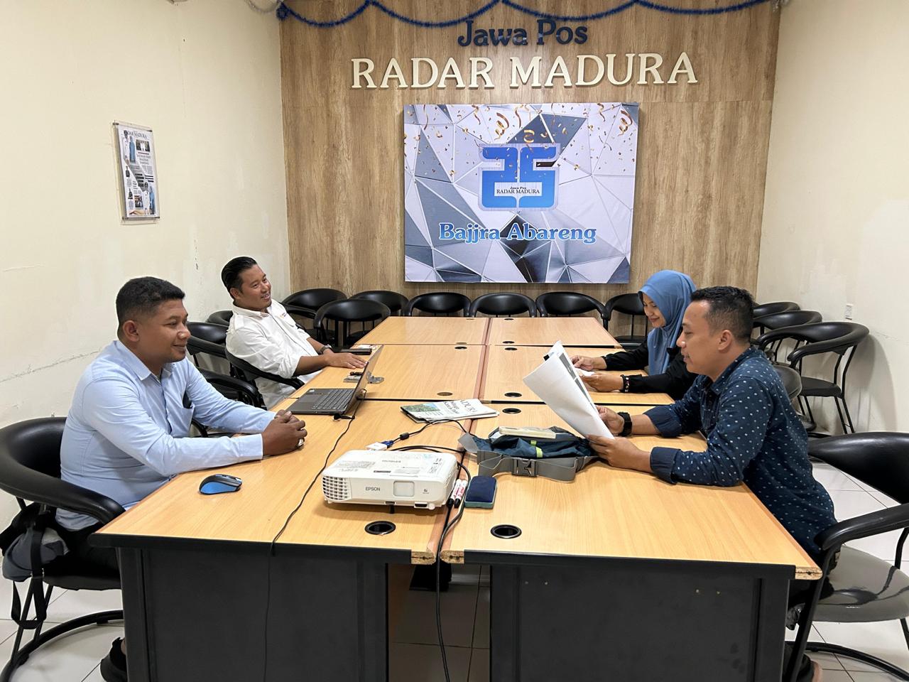 Tim juri dari perguruan tinggi dan Jawa Pos Radar Madura saat rapat finalisasi penilaian karya inovasi EJIES 2025