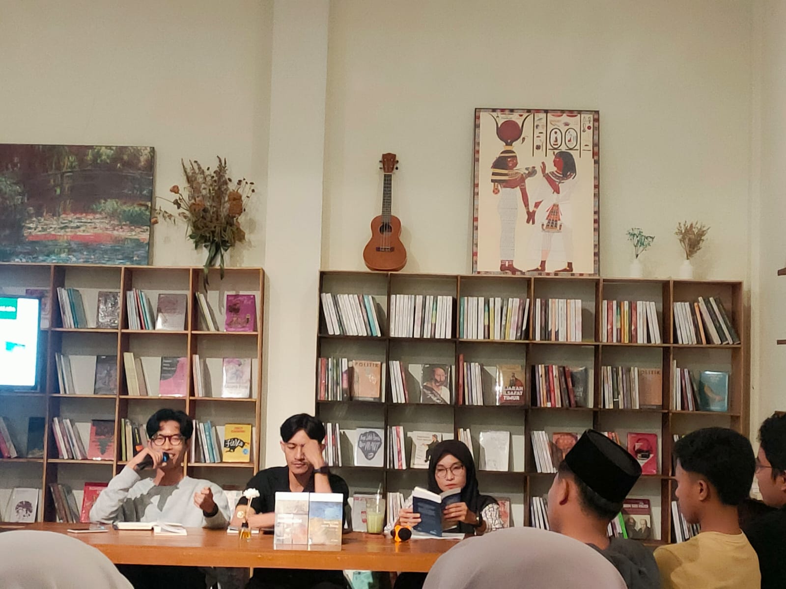 MAJELIS BUKU: Ikrar Izzul Haq, A. Zainal hanafi, dan Ina Herdiyana membedah buku Ranjang Poskolonial karya Royyan Julian dan Surat Cinta untuk Malam Karya M. Faizi di Kafe Balada, Sabtu (17/5).