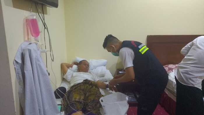TUMBANG: Petugas kesehatan haji Bangkalan melakukan penanganan medis terhadap jamaah yang jatuh sakit, kemarin