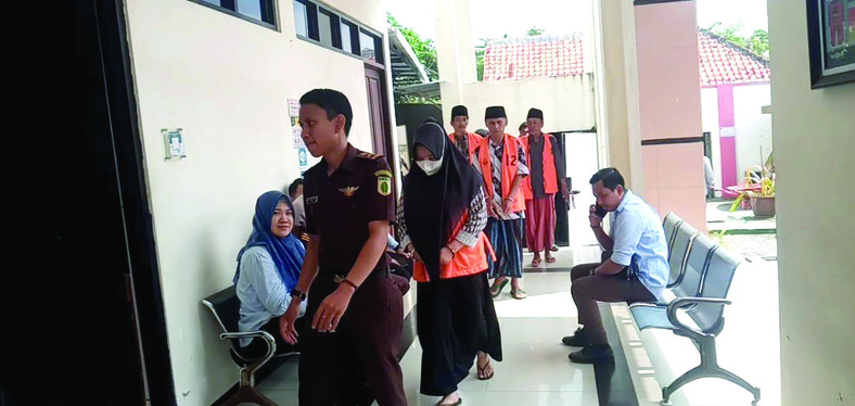 BERLANJUT: Terdakwa kasus pencurian emas Mufarrohah saat digiring petugas di Pengadilan Negeri Bangkalan kemarin.