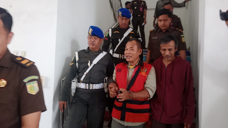 Diborgol: Joko Supriyono eks Direktur BUMD Bangkalan digiring ke mobil tahanan kejari kemarin.