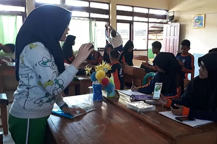 Ilustrasi: Seorang guru sedang mengajar muridnya di salah satu sekolah