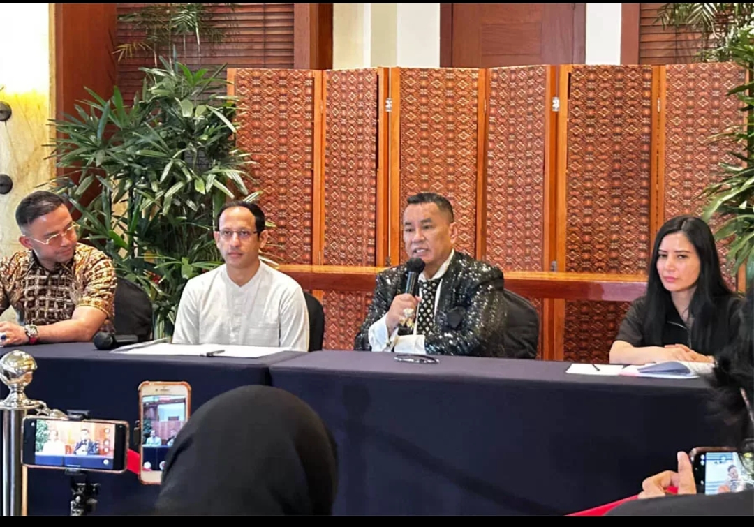 Pengacara kondang Hotman Paris mendampingi mantan Medikbudristek Nadiem Makarim saat memberikan keterangan pers soal dugaan korups kasus pengadaan Chromebook di era kepemimpinannya.