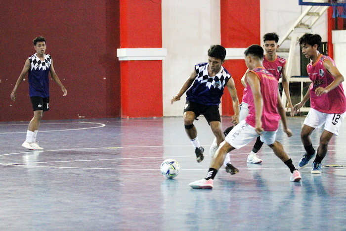 ADU SKILL: Pemain Bangkalan (baju biru) dikawal ketat Tim Pamekasan dalam laga sparing di GOR Saka Bangkalan, Senin (14/4). (VIVIN AGUSTIN HARTONO/JPRM)