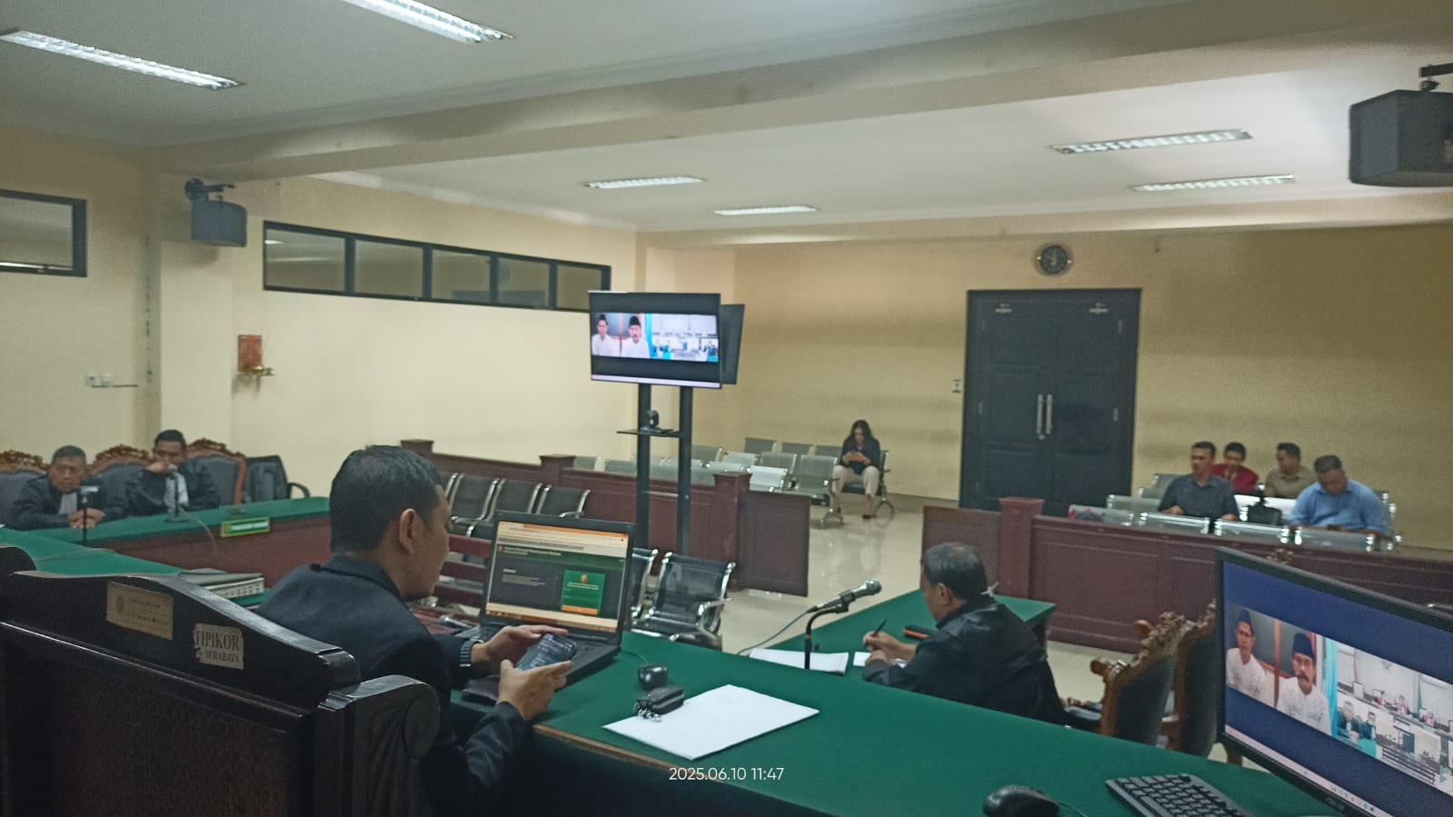 VONIS: Terdakwa Kades Gunung Rancak Mohammad Juhar dan eks bendahara Sofrowi mengikuti sidang lanjutan dengan agenda putusan secara daring di Pengadilan Tipikor Surabaya, Selasa (10/6).