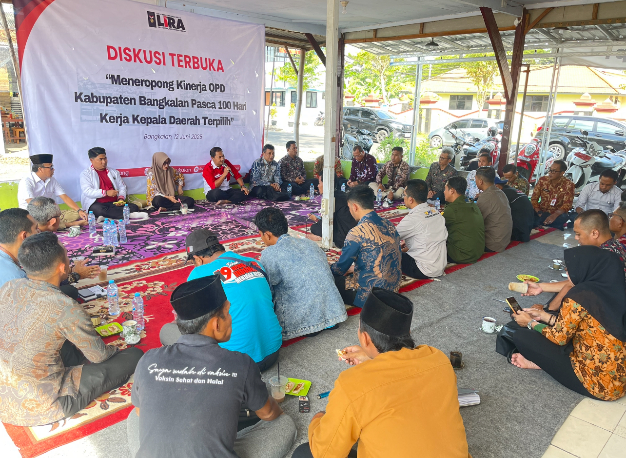 Bupati Lira Bangkalan R. Mahmudi Ibnu Khotib memberika prolog dalam diskusi yang digelar DPD LSM Lira Bangkalan bersama OPD