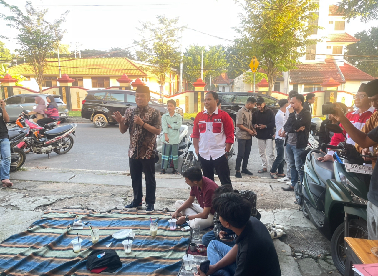 Wabup Bangkalan Fauzan Jakfar saat hadir secara tiba-tiba pada diskusi yang digelar oleh DPD LSM Lira Bangkalan