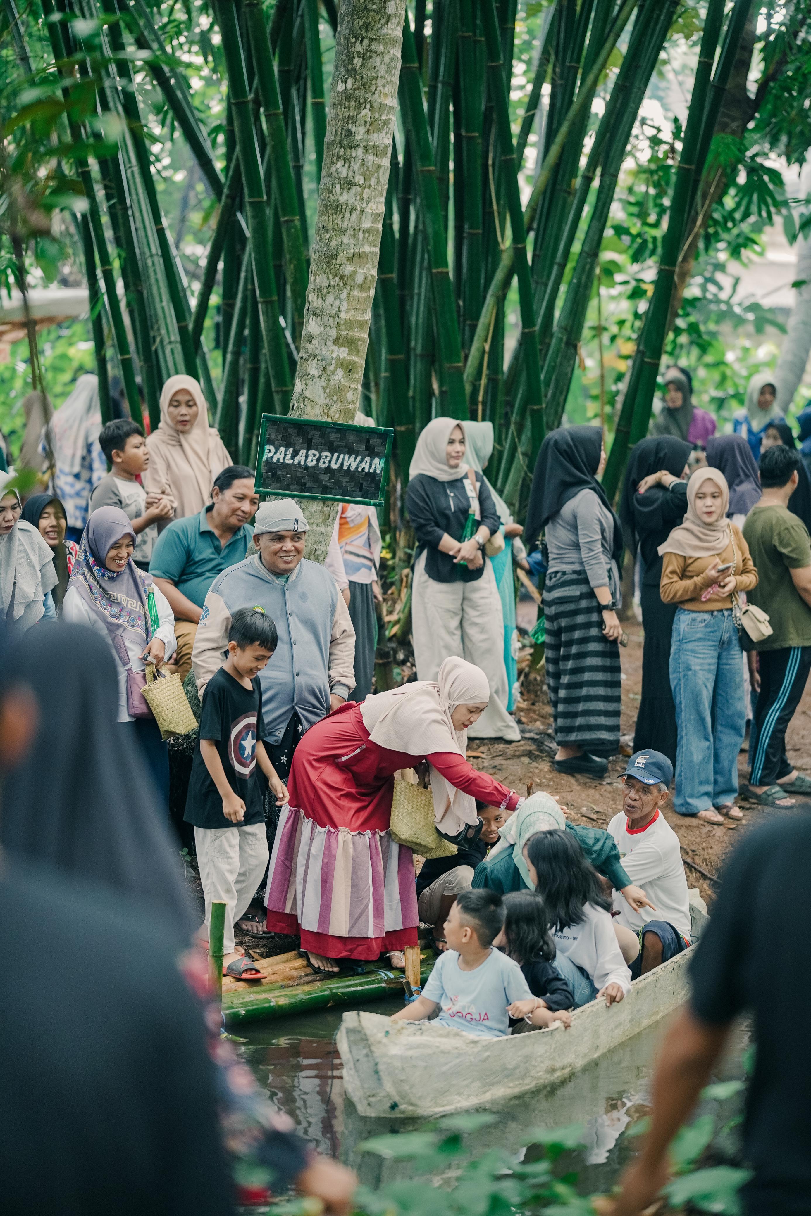 MENYUSURI KALI SAROKA: Salah satu wahana di  Pasar Kebun yang selalu dijubeli pengunjung tiap akhir pekan. (FAJAR SIDDIQ UNTUK RADARBANGKALAN.ID)