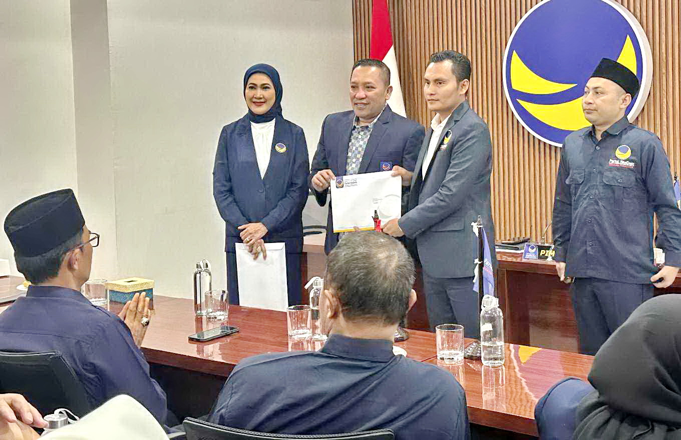 RESMI: Akis Jasuli ketika menerika SK sebagai Ketua DPD Partai NasDem Sumenep dari Ketua DPP Teritorial Jatim Slamet Junaidi di kantor DPW Partai NasDem Jatim di Surabaya, Senin (9/6).