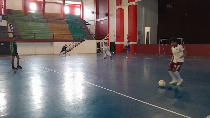 SEMANGAT: Tim Futsal Bangkalan menjalani sesi latihan di GOR Saka, Selasa (3/6). (M. KHOLIL RAMLI/JPRM)