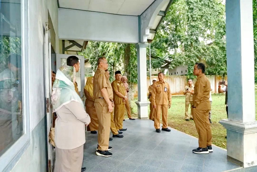 PROGRAM NASIONAL: Bupati Bangkalan Lukman Hakim meninjau Balai Diklat BKPSDM untuk gedung sementara SR di Kelurahan Mlajah, Selasa (27/5). (PROKOPIM PEMKAB BANGKALAN UNTUK&nbsp;RADARBANGKALAN.ID)