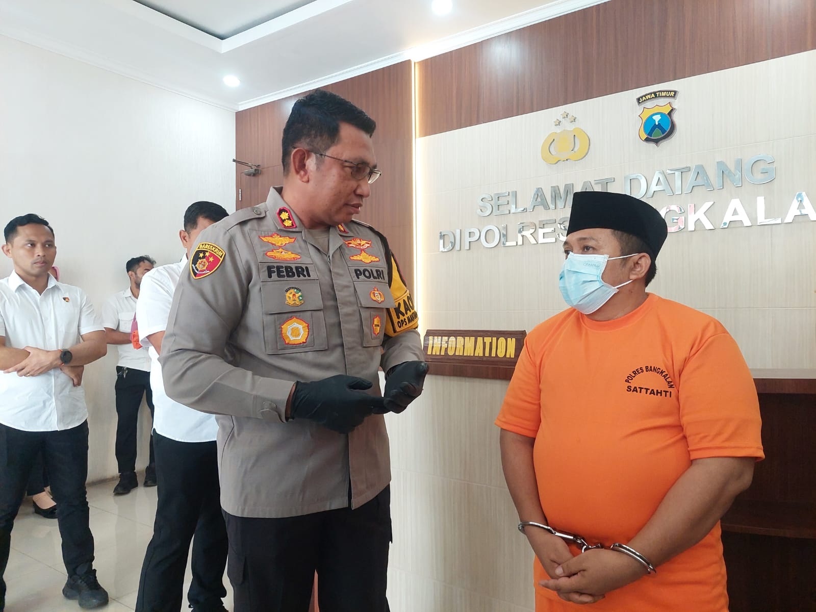 PELAKU ASUSILA: Kapolres Bangkalan&nbsp;AKBP Febri Isman Jaya&nbsp;menginterogasi terdakwa Syaifulloh di&nbsp;Mapolres Bangkalan. (VIVIN AGUSTIN HARTONO/JPRM)