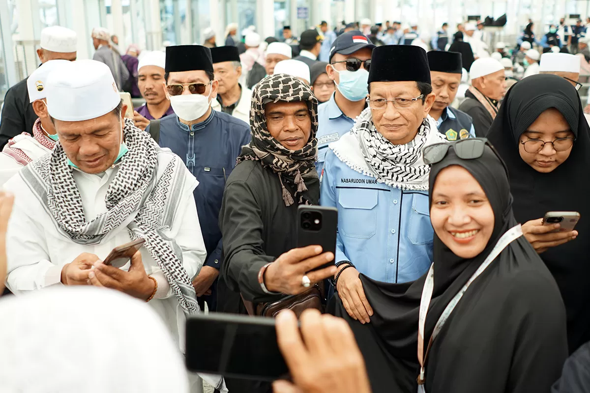 Menag Nasaruddin Umar saat melepas jemaah haji di Bandara Internasional Pangeran Mohammad bin Abdulaziz, Kamis (12/6).