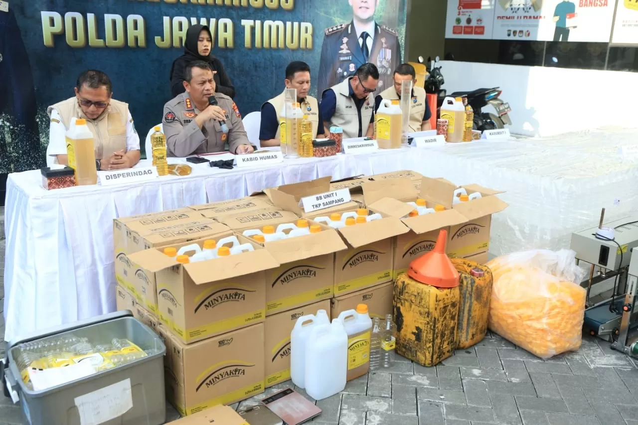 KONFERENSI PERS: Polda Jatim saat merilis hasil ungkap kasus dugaan pemalsuan Minyakita di gedung ditreskrimsus, Rabu (12/3).