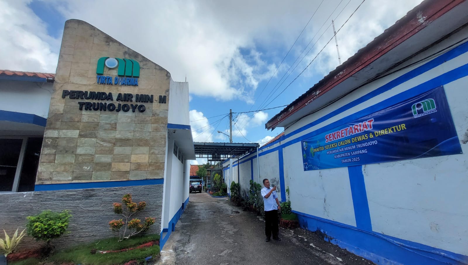 PERKANTORAN: Salah satu anggota panitia seleksi calon dewas dan direktur Perumda Trunojoyo Sampang berada di sekretariran seleksi di jalan Rajawali, Kota Sampang Rabu (14/5)