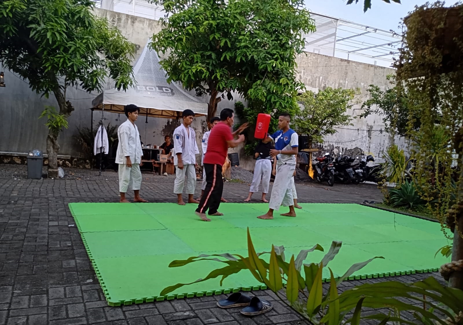 SEMANGAT: Atlet Kempo Bangkalan melaksanakan latihan rutin Minggu (25/5). (KONI BANGKALAN UNTUK RADARBANGKALAN.ID)