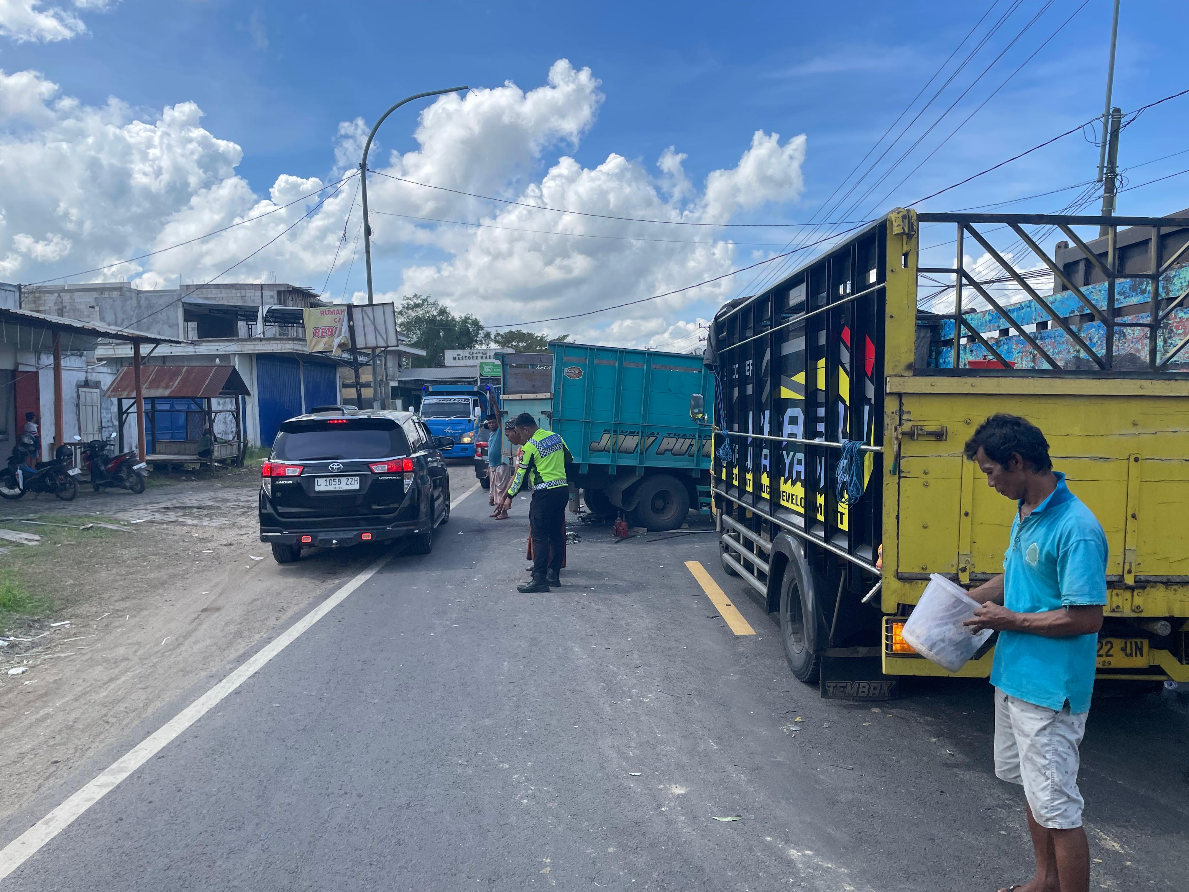TERLIBAT LAKA: Anggota Satlantas Polres Bangkalan mengevakuasi kendaraan yang terlibat kecelakaan di jalan raya Desa Karang Gayam, Blega, Minggu (15/6). (SATLANTAS POLRES BANGKALAN UNTUK JPRM)