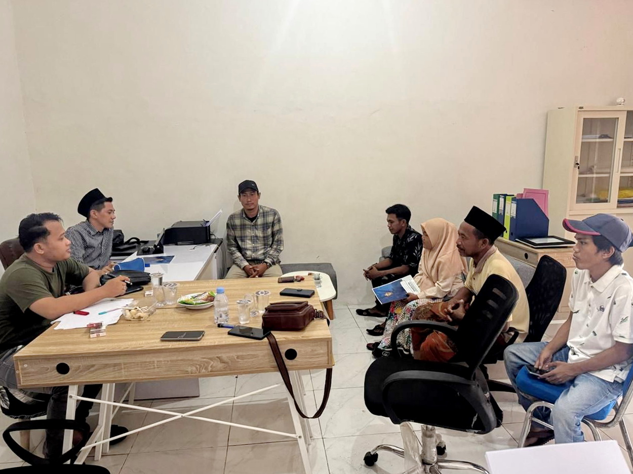 MENCARI KEADILAN: Korban Mukarromah didampingi keluarganya konsultasi ke pengacara di Sampang bulan lalu. (LUKMAN HAKIM UNTUK JPRM)