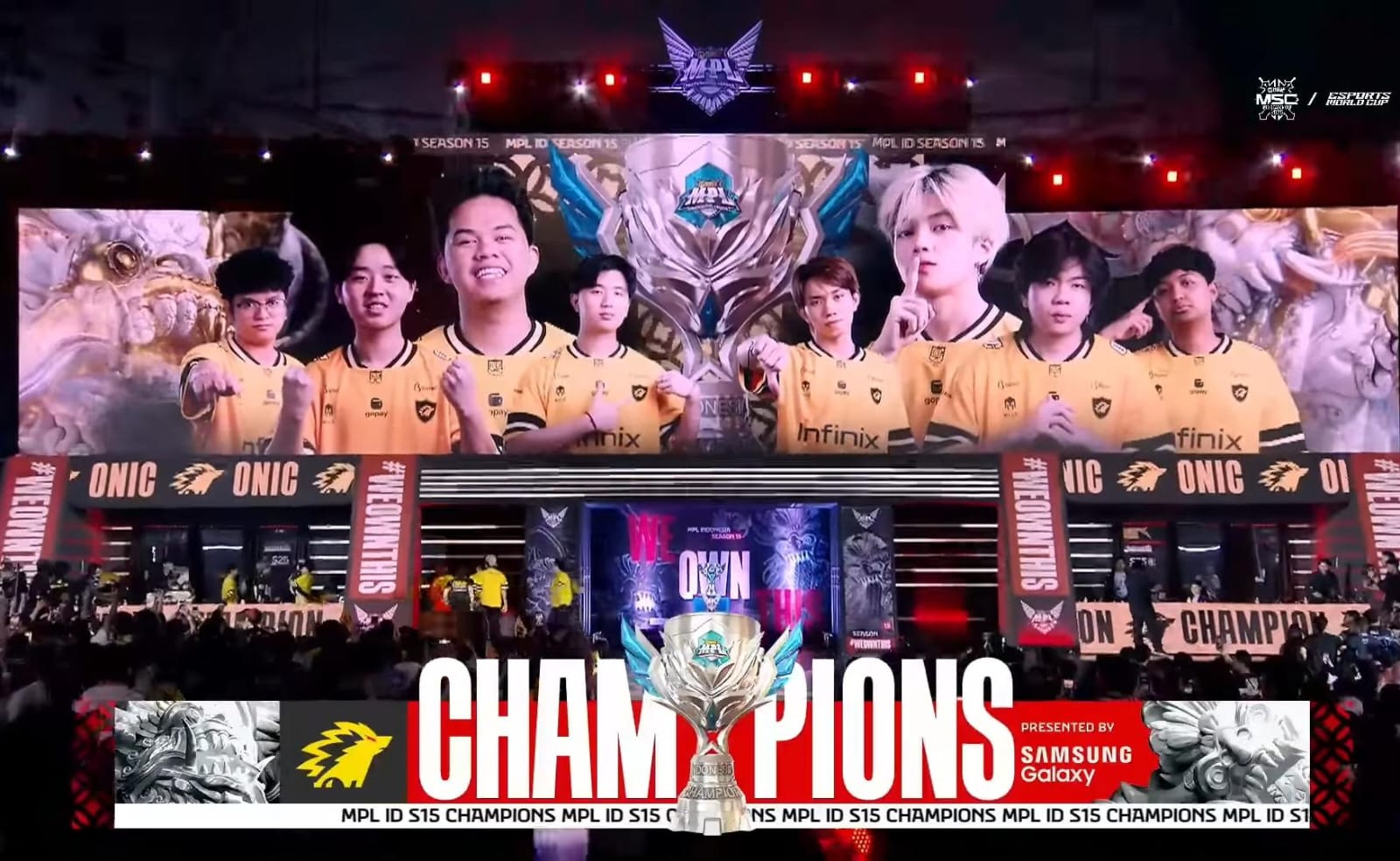 Onic Indonesia menjadi juara utama MPL Indonesia season 15 setelah mengalahkan RRQ Hoshi dengan skor 4-3. (YouTube MPL Indonesia)