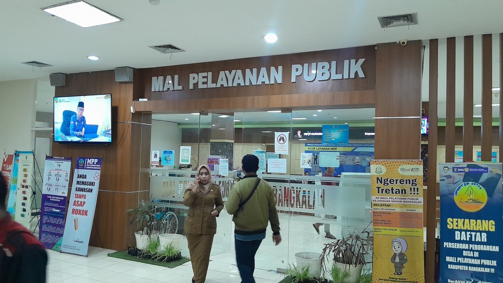 Warga mengurus dokumen kependudukan di mal pelayanan publik kemarin.