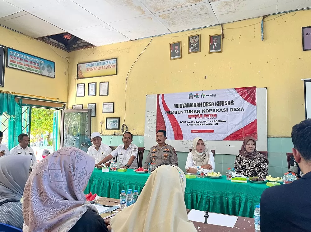 KOORDINASI: Forkopimcam Arosbaya bersama perwakilan Diskop Umdag dan DPMD Bangkalan menghadiri pembentukan Kopdes Merah Putih Desa Lajing, Kecamatan Arosbaya, Rabu (14/5).