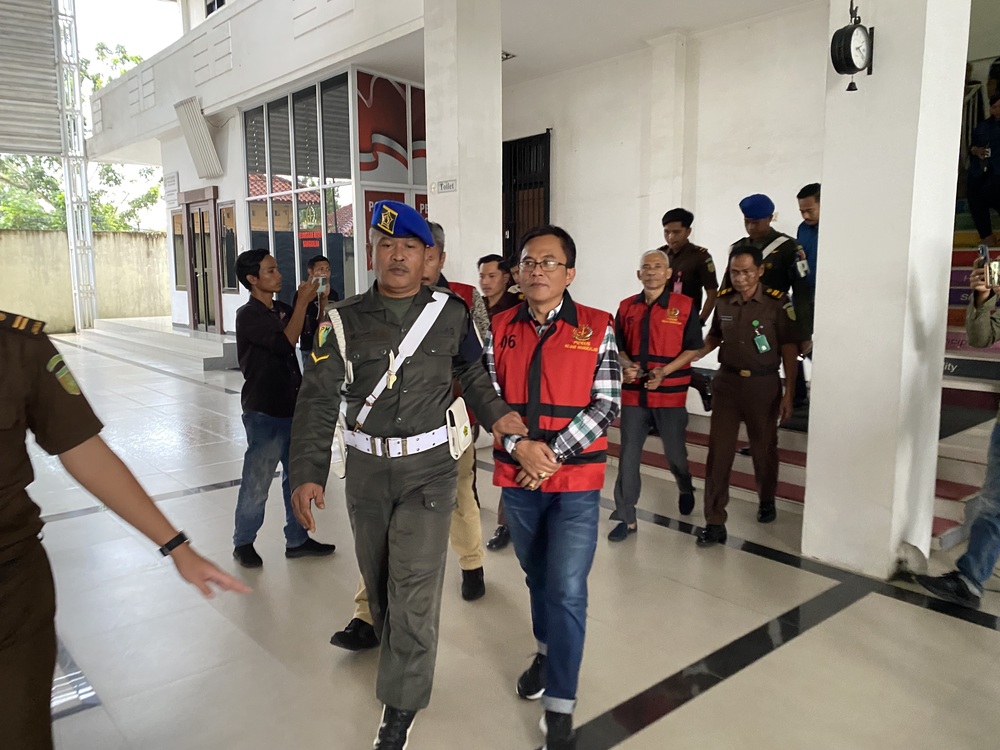 Tiga direksi PT TMM saat digelandang ke sel tahanan senin (16/6) kemarin