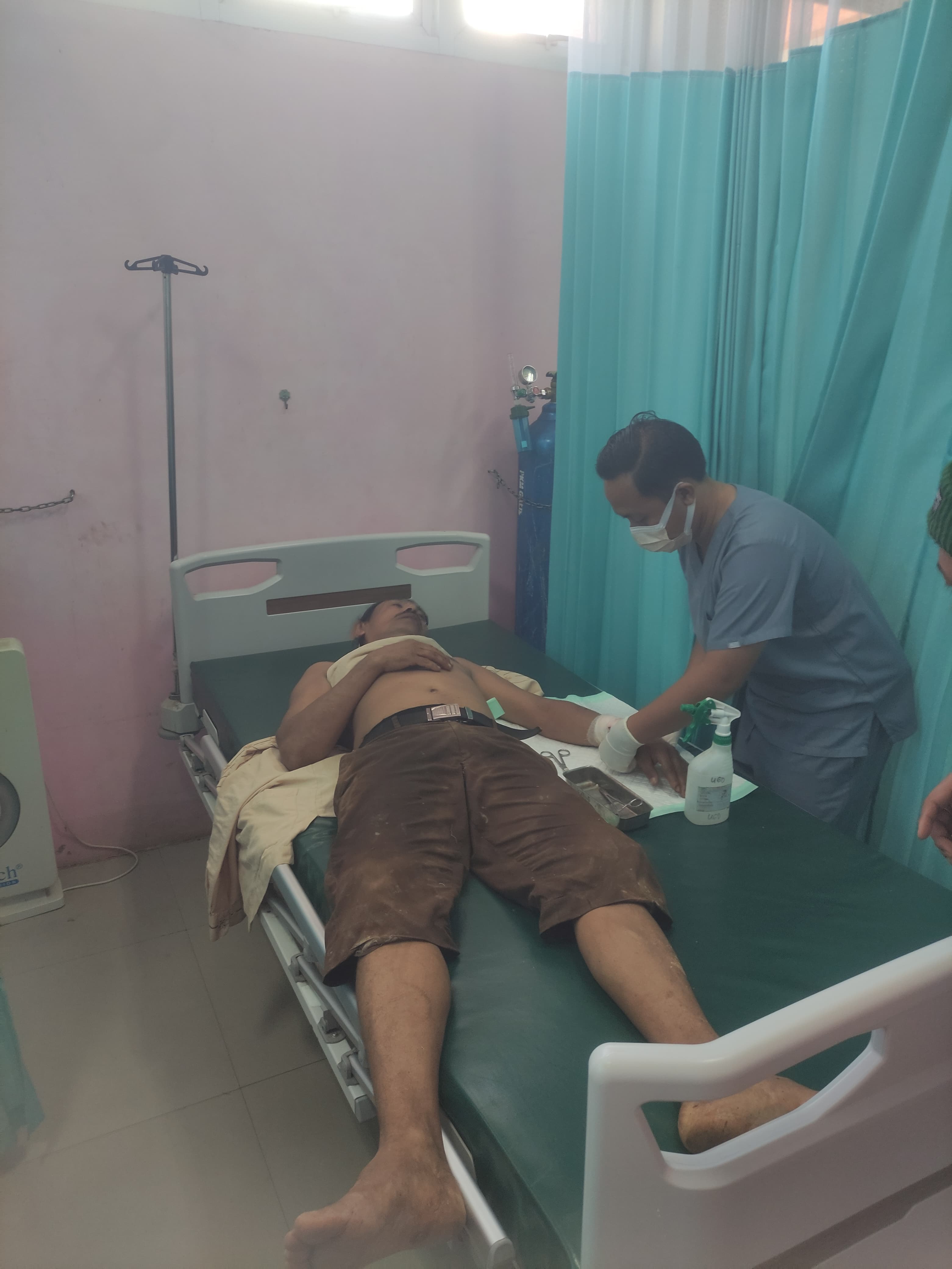 Ahmad saat ditangani Puskesmas Galis kemudian disuruh berangkat sendiri ke RSUD Bangkalan
