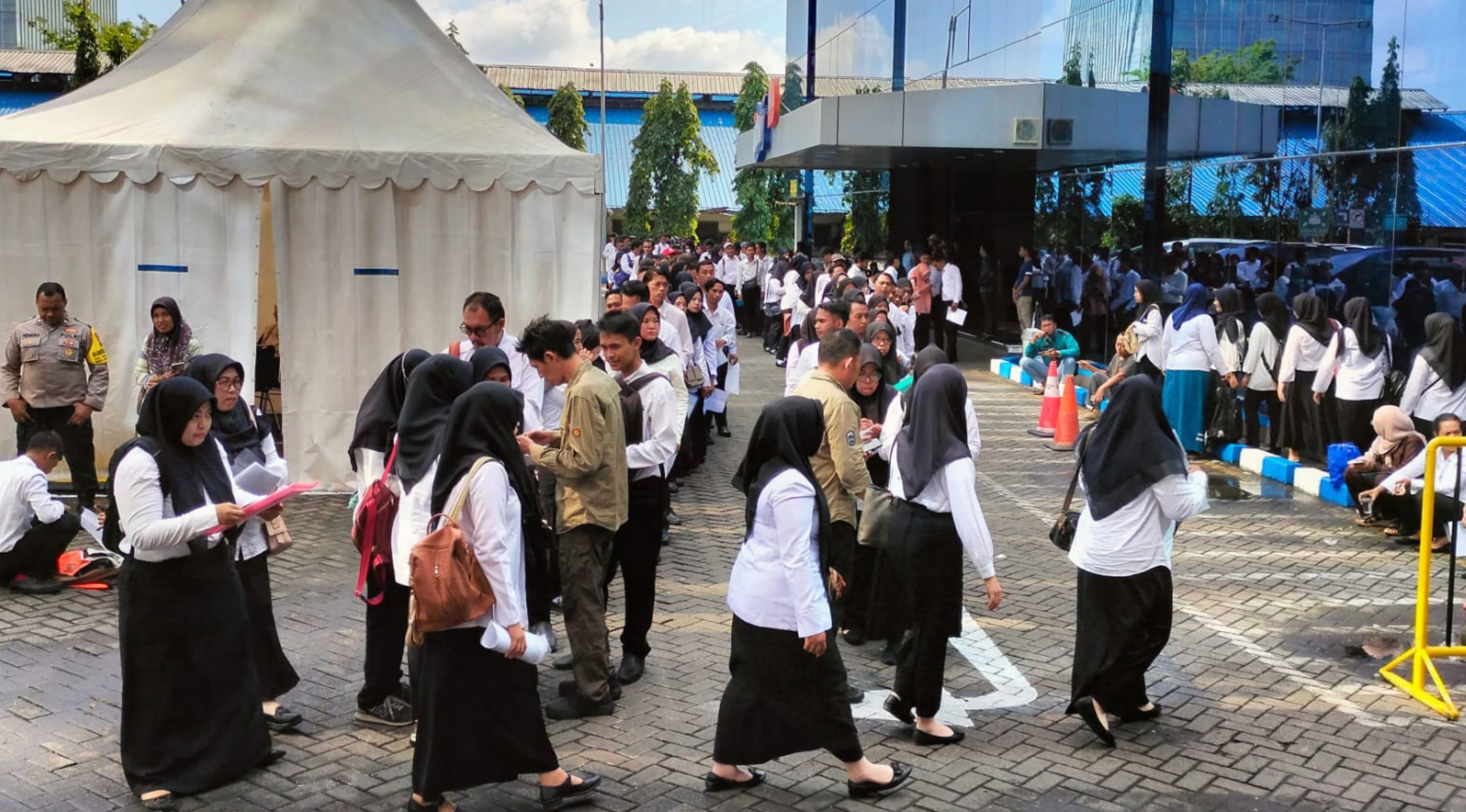 Peserta seleksi PPPK 2024 tahap dua Bangkalan saat mengikuti tes kompetensi di Grand Atrium Jawa Pos Surabaya, Selasa (13/5).