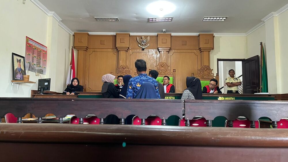 Terdakwa kasus pencurian Mufarrohah usai mengikuti sidang di Pengadilan Negeri(PN) Bangkalan, Senin(2/6).