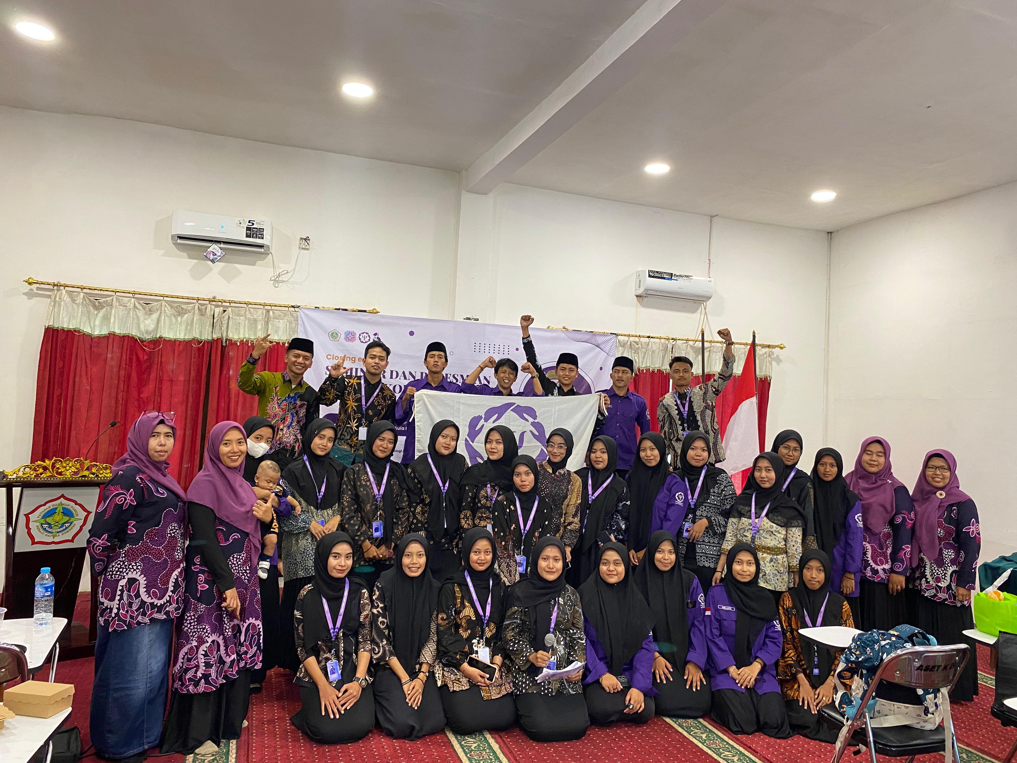 Peserta berfoto bersama setelah mengikuti seminar. (INKADHA UNTUK RADARBANGKALAN.ID)
