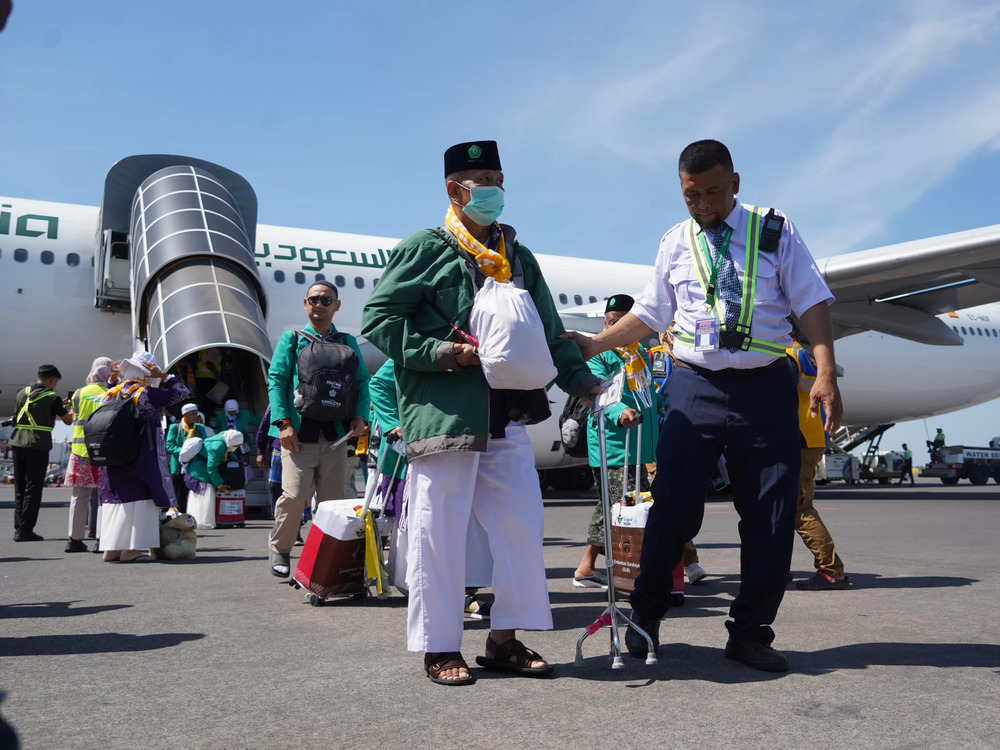 Ilustrasi: Jamaah haji asal saat turun dari pesawat di bandara Juanda