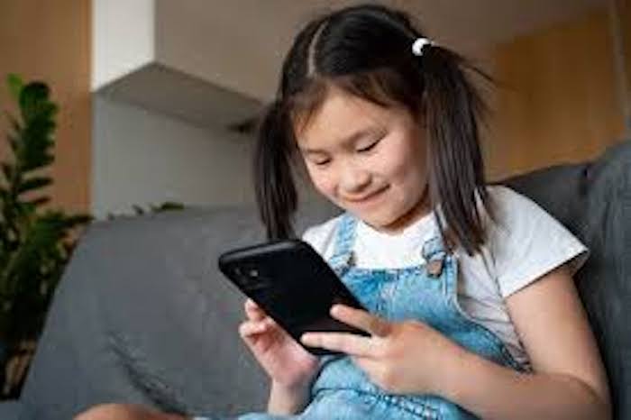Penggunaan gadget bagi anak. (Jawa Pos)