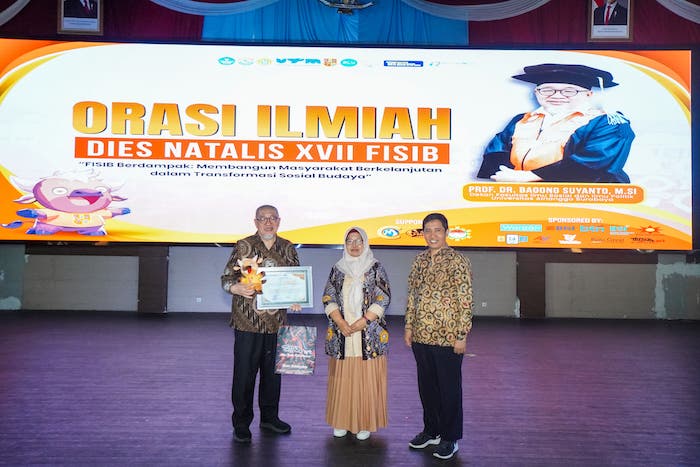 KENANGAN: Dekan FISIB UTM Dr. Dinara Maya Julijanti (tengah) didampingi Warek III Bidang Kemahasiswaan UTM Surokim Abdussalam berfoto bersama dengan Dr. Drs. Bagong Suyanto usai mengisi orasi ilmiah.