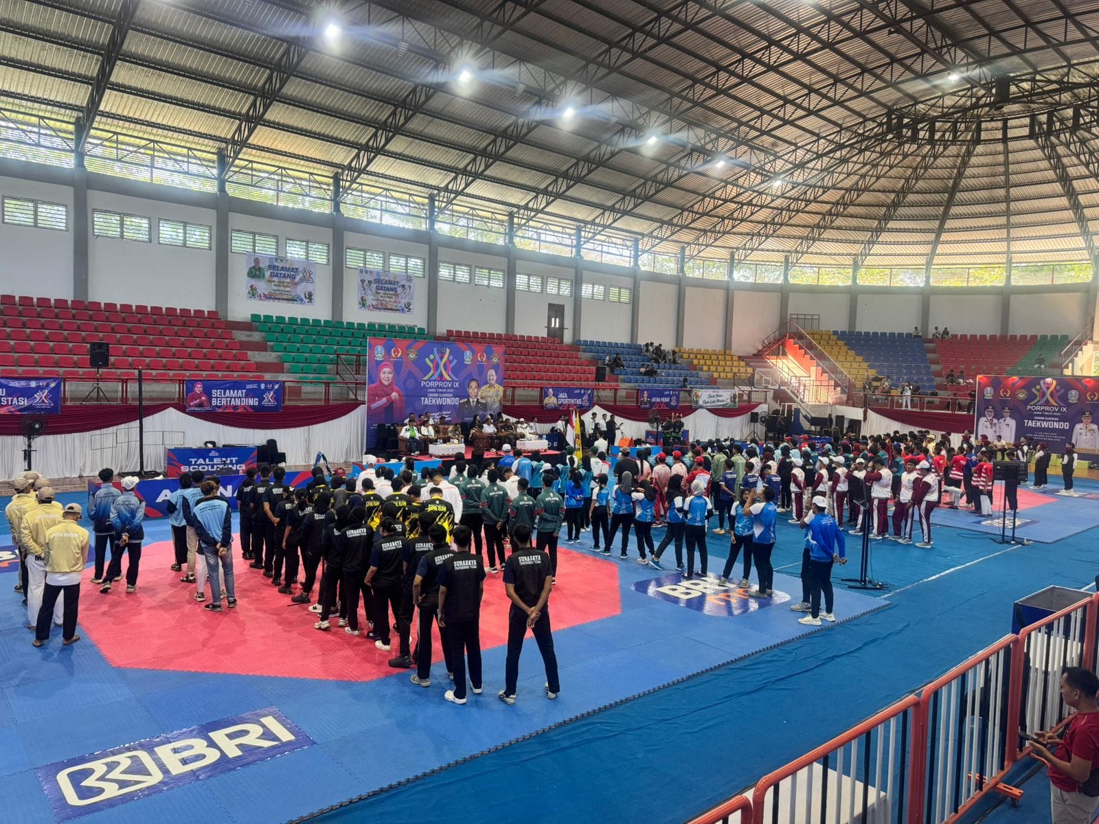 SPORTIVITAS: Atlet mengikuti upacara pembukaan Porprov IX Jatim Cabor Taekwondo di Kanjuruhan Malang, Rabu (18/6). (DJOHAN SUSANTO UNTUK JPRM)  &nbsp;