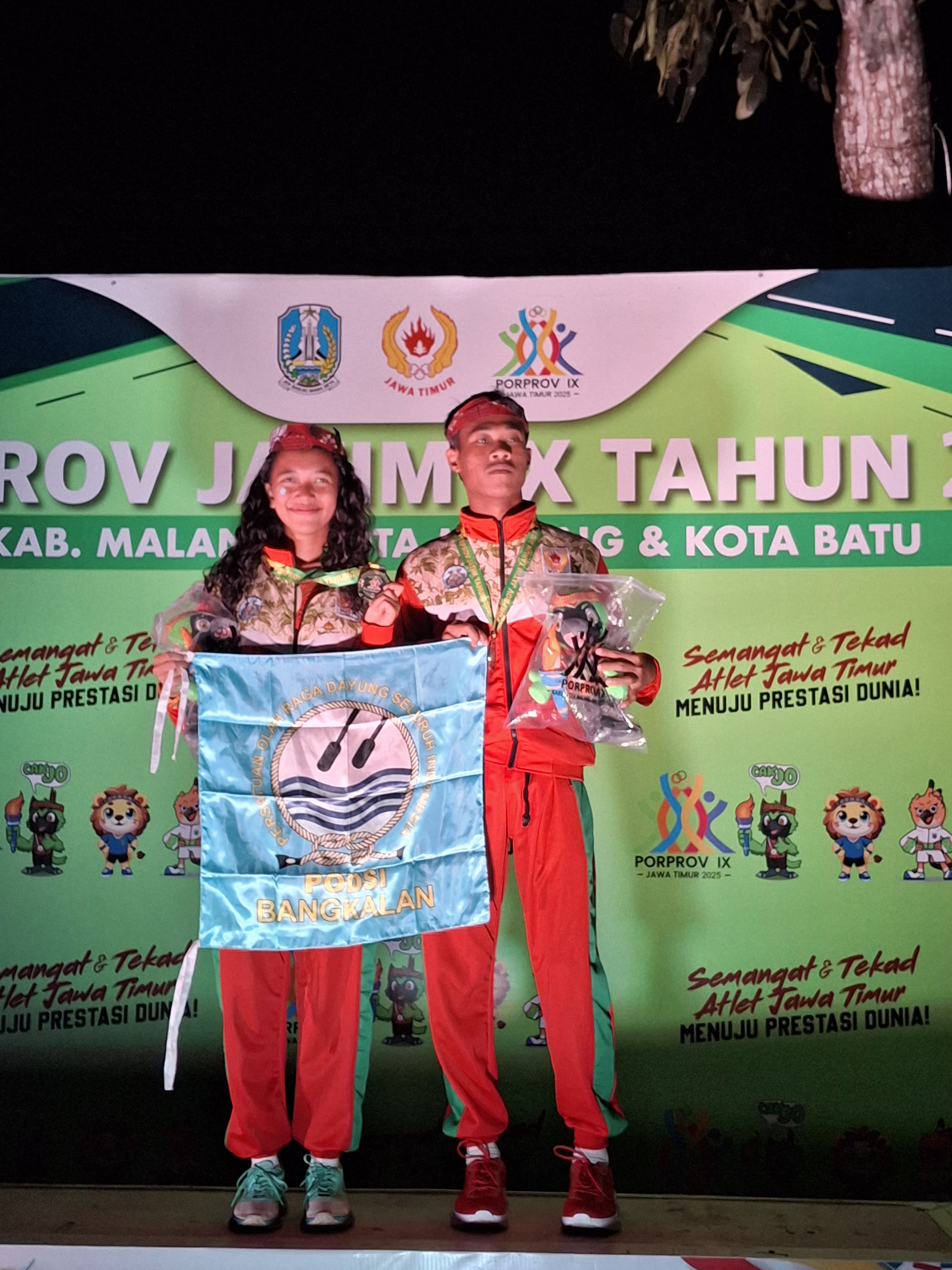 PERDANA: Atlet Dayung Bangkalan Fransisca Ali Norwi (kiri) dan Dhaifullah At Tamam menunjukkan medali yang diraih di ajang porprov, Rabu (18/6). (KONI BANGKALAN UNTUK JPRM)