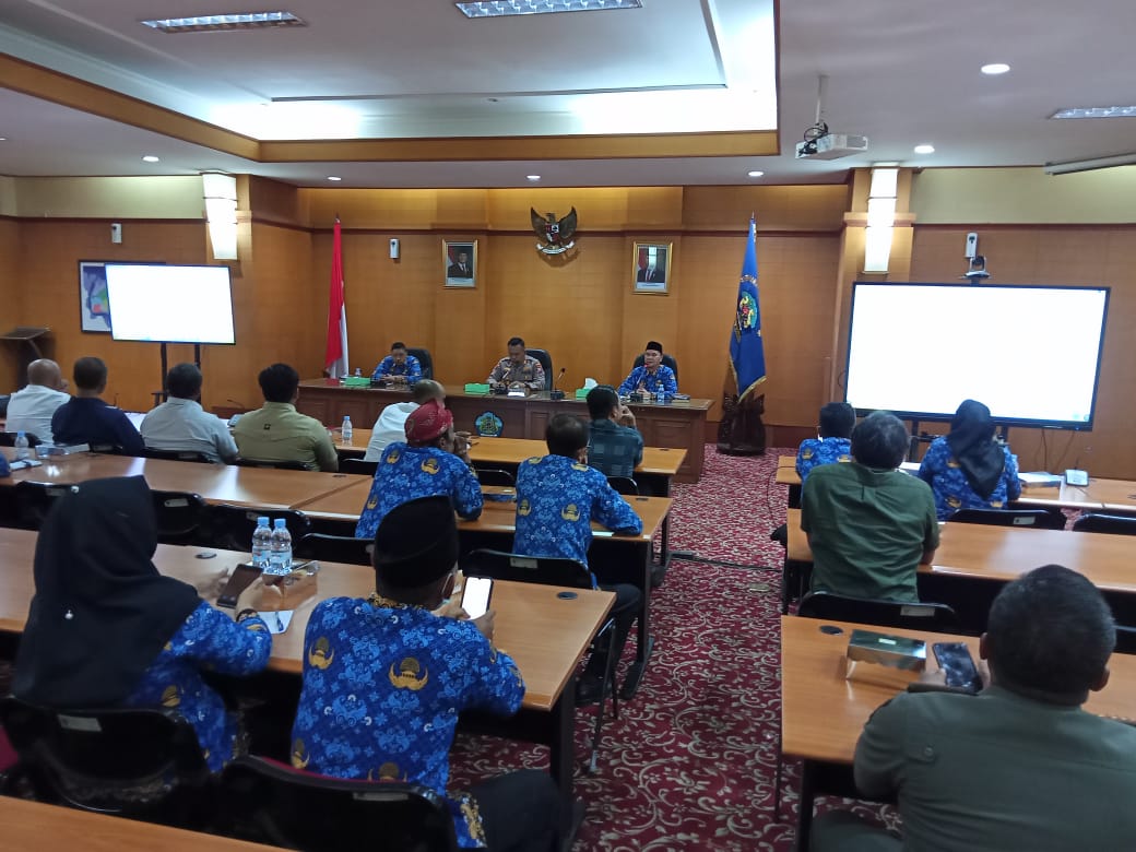SERIUS: Tim Satgas Terpadu Bangkalan menggelar rapat perdana membahas rencana kerja, Selasa (17/6). (BAKESBANGPOL UNTUK JPRM)