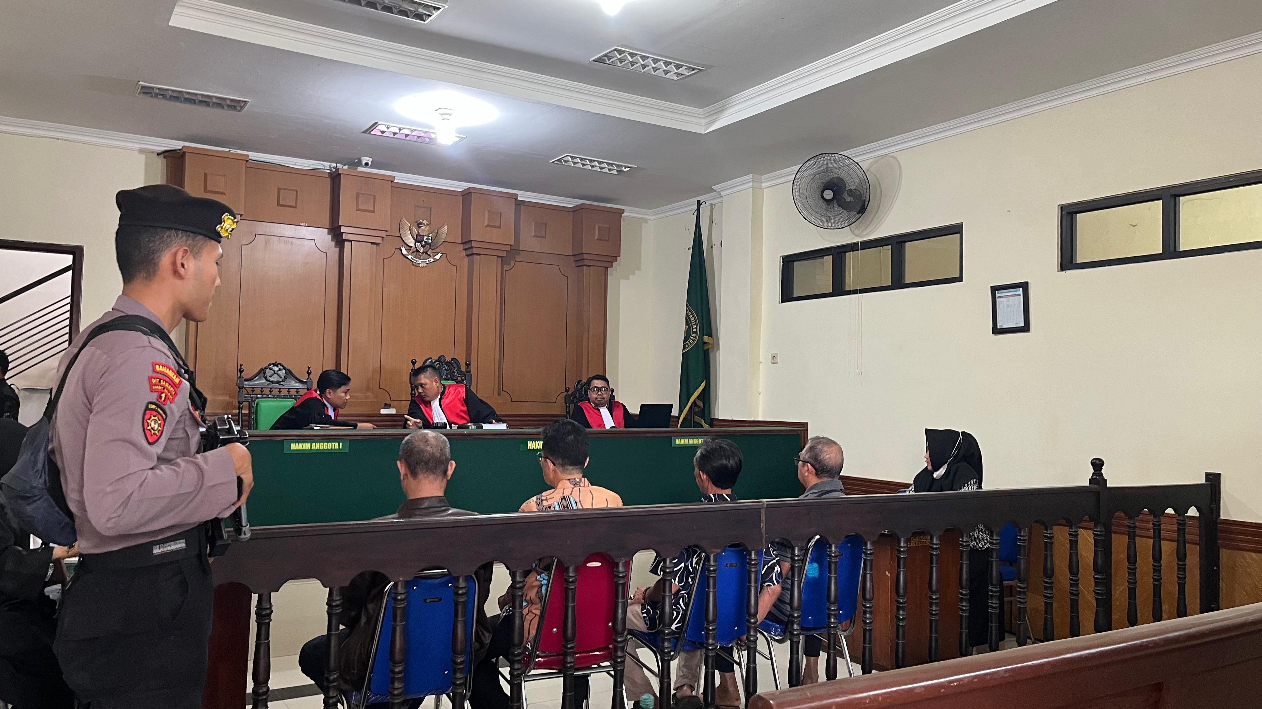 MENGGALI INFORMASI: Majelis hakim saat menyimak keterangan yang disampaikan para saksi di Pengadilan Negeri Bangkalan Kamis (19/6). (ZEINAL ABIDIN/JPRM)