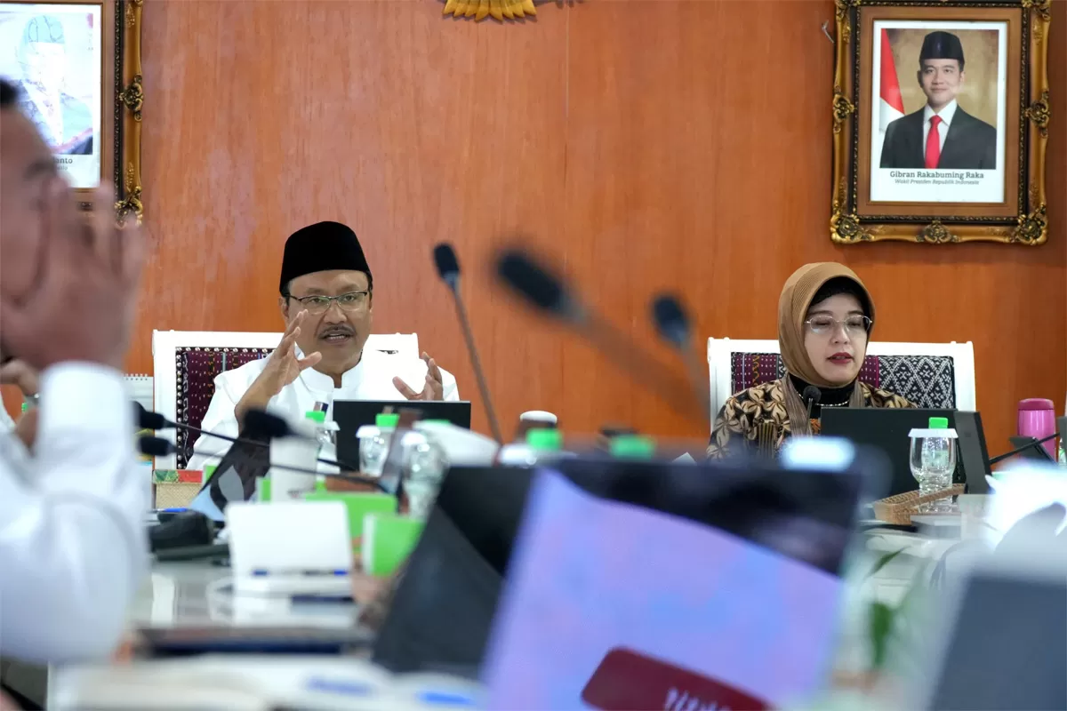 Mensos Saifullah Yusuf dalam rapat penyaluran bantuan sosial (Bansos) di Kementerian Sosial Jakarta.
