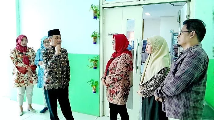 BERI WEJANGAN: Wabup Bangkalan, Moch. Fauzan Jakfar berbincang dengan Kepala Dinkes Nur Hotibah Jumat (20/6).