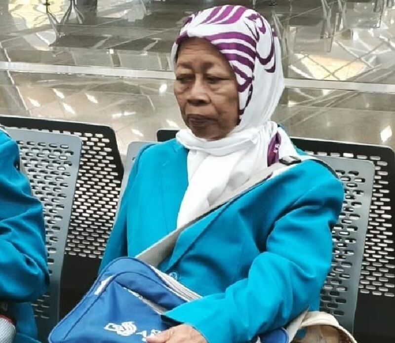 MENINGGAL DUNIA: Almarhumah Hj Mukatin Wakimin Samin, jemaah haji Bangkalan menunggu jadwal penerbangan ke tanah air di Bandara King Abdulaziz, Jeddah, Kamis (19/6).
