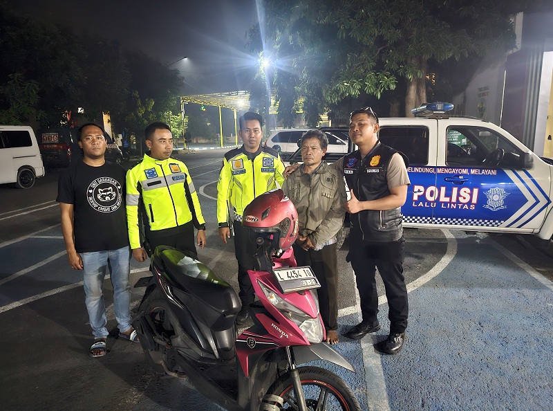 KEOK: Pelaku curanmor Riyadi diamankan di Mapolres Bangkalan, Sabtu (21/6). (SATLANTAS POLRES BANGKALAN UNTUK JPRM)