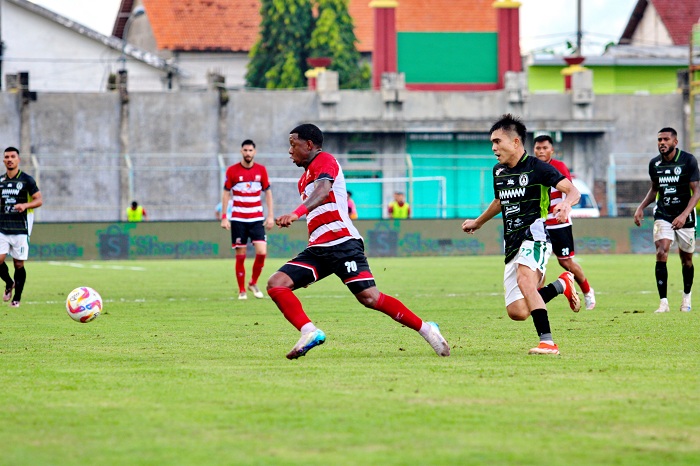 REKRUTAN BARU: Eks pemain PSS Sleman Paulo Sitanggang tampil dalam pertandingan melawan Madura United di Stadion Gelora Bangkalan, Kamis (5/6). (VIVIN AGUSTIN HARTONO/JPRM)